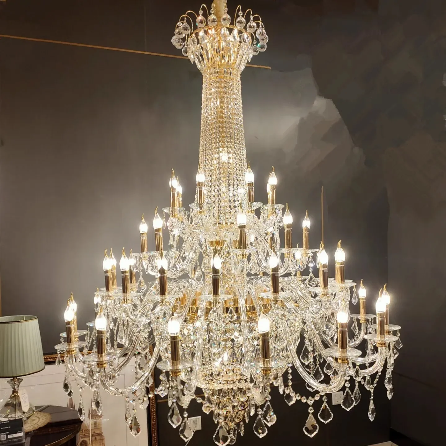 

The villa duplex living room is luxurious, atmospheric, light luxury, wine crystal chandelier