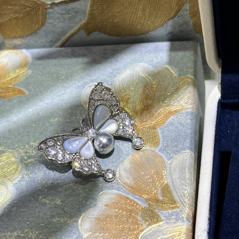 

SGARIT 6-7mm Butterfly Brooches for Woman Silver-Blue Seawater Mother of Pearl Coat Corsage Accessories Decoration