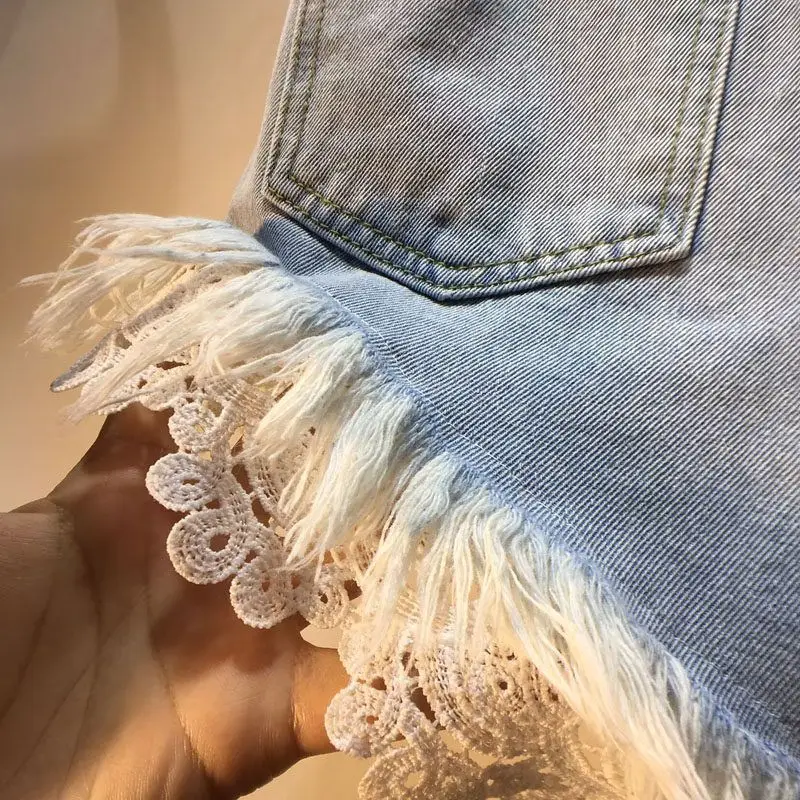 2026 Summer New Splicing Hook Lace High Waist Burr Denim Shorts Hot Pants Women