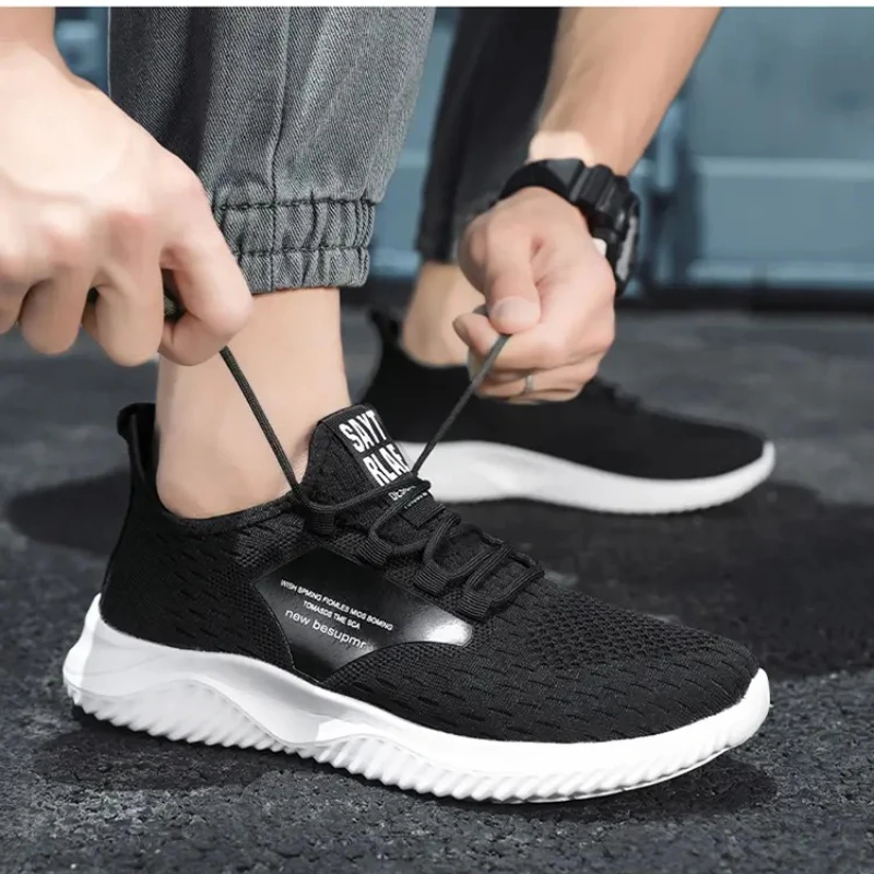 

Легкие мужские кроссовки, летние большие кроссовки с перфорированной сеткой. Дышащие и удобные туфли на плоской подошве и шнуровке.