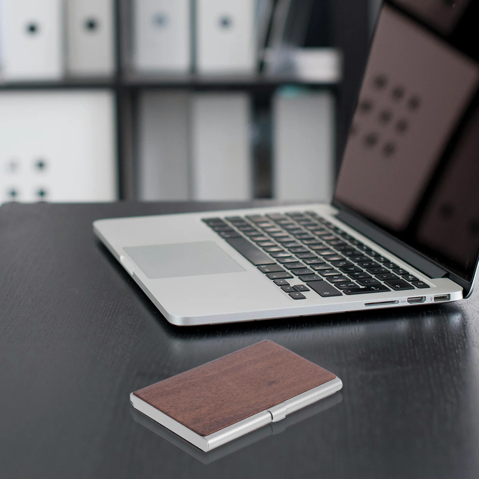 Estuche de madera para tarjetas de visita, organizador de exhibición, elegante diseño de grano de madera, compacto, portátil para configuraciones profesionales