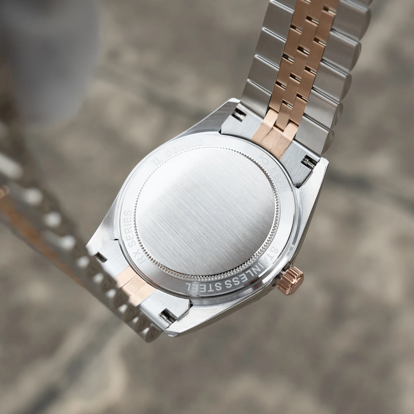 ساعة OBLVLO للرجال أنيقة بسوار بلونين مع قرص أخضر ياقوت صناعي كوارتز حركة تاريخ اليوم ميزة طراز عتيق