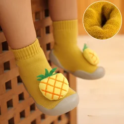 Zapatos gruesos de felpa para niños pequeños, calcetines altos y cálidos, patrón de frutas tridimensional, Otoño e Invierno