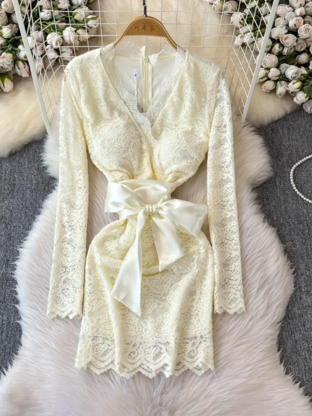 Foamlina 2025, Herbst-Neuheit, beige Spitze, V-Ausschnitt, Kleid für Damen, Schärpe, Krawatte, Taille, schlank, elegant, französisches Date-Partykleid