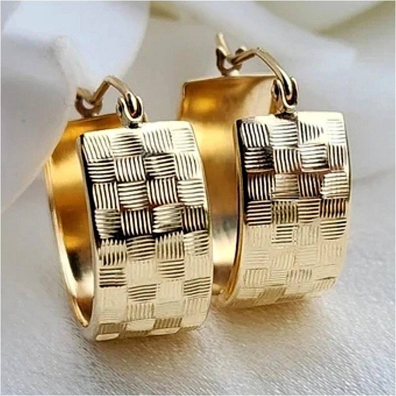 Modische Klassische Geprägte Vergoldete Breite Creolen Eleganter Damenschmuck für Bankette und Festlichkeiten Schmuckzubehör Geschenke