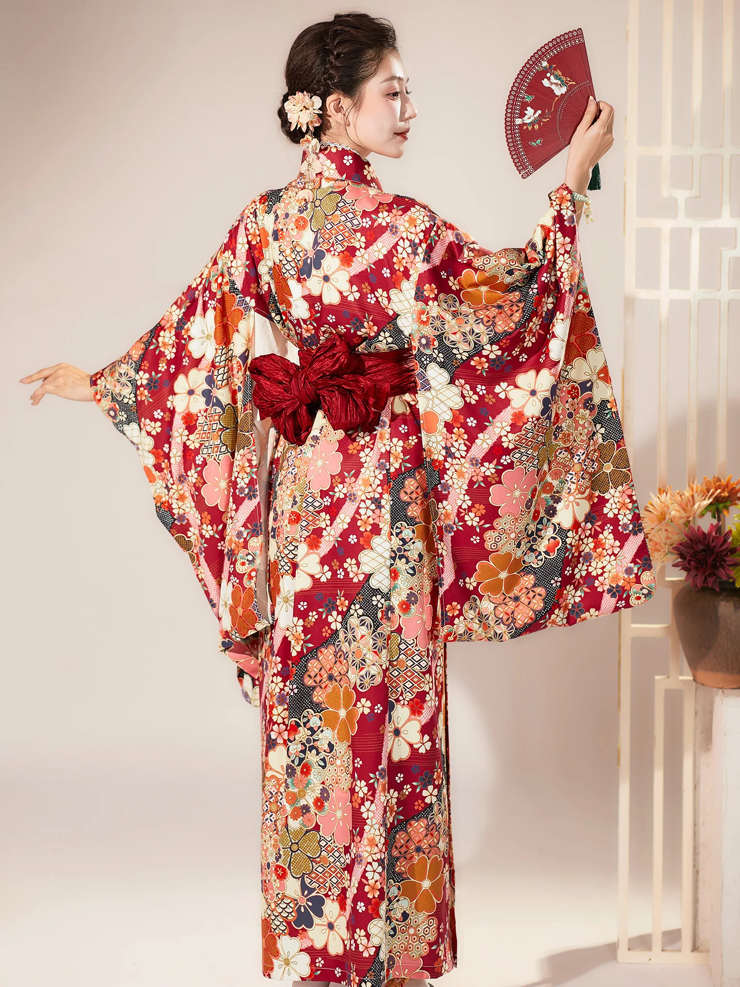 كيمونو مع خدمة تأجير الحزام لسرار القتل المخصصة وتناول الطعام والبقاء والتصوير الفوتوغرافي الموسمي للنساء (وكاتا الحديثة)