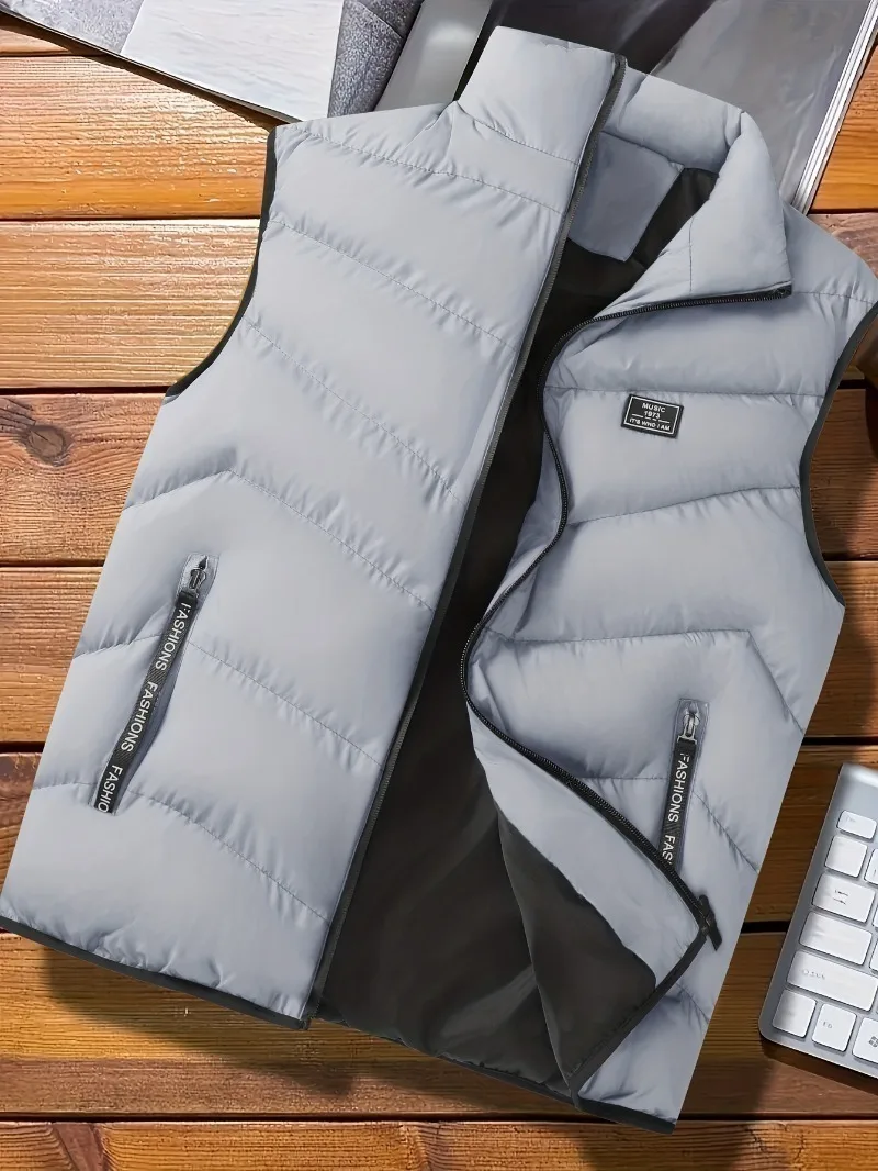 

Мужская куртка без рукавов на осень-зиму. Легкий теплый жилет на молнии с воротником-стойкой и карманами — повседневный свободный крой.