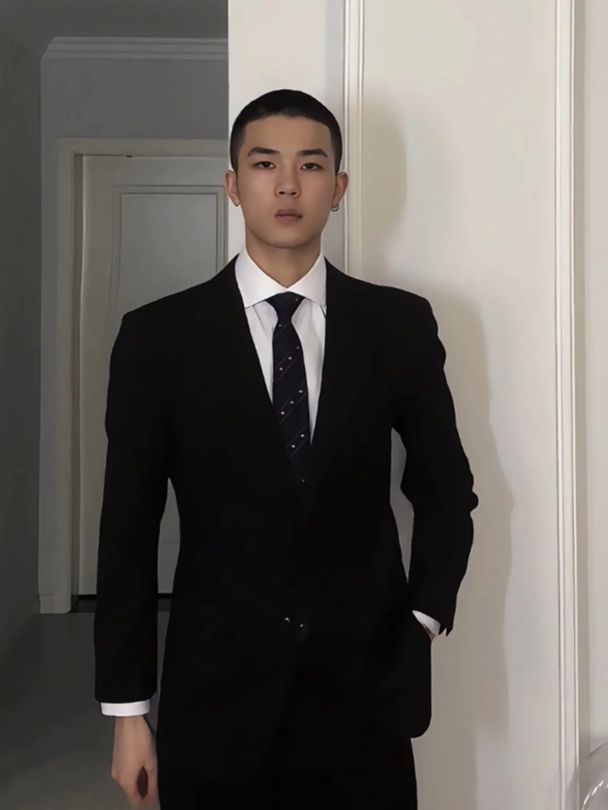 

Мужской повседневный пиджак Bla с одной пуговицей и заостренными лацканами, молодежный, модный, в британском стиле, из полиэстера, с длинными рукавами, для осеннего сезона