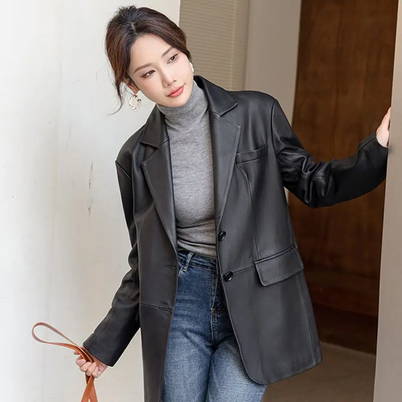 سترة جلدية غير مقسمة للنساء 2025 سترة واقية فضفاضة مستوردة جديدة من الجلد المغسول بياقة بدلة