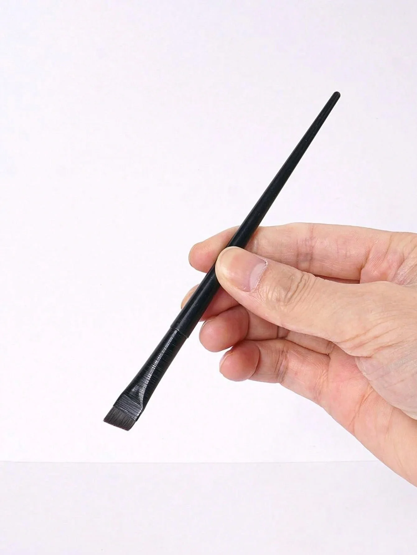 2 pędzle do eyelinera z ostrzem pod kątem, płaskie pędzle w kształcie siodełka do precyzyjnego nakładania makijażu pod oczy, ultra-cienkie