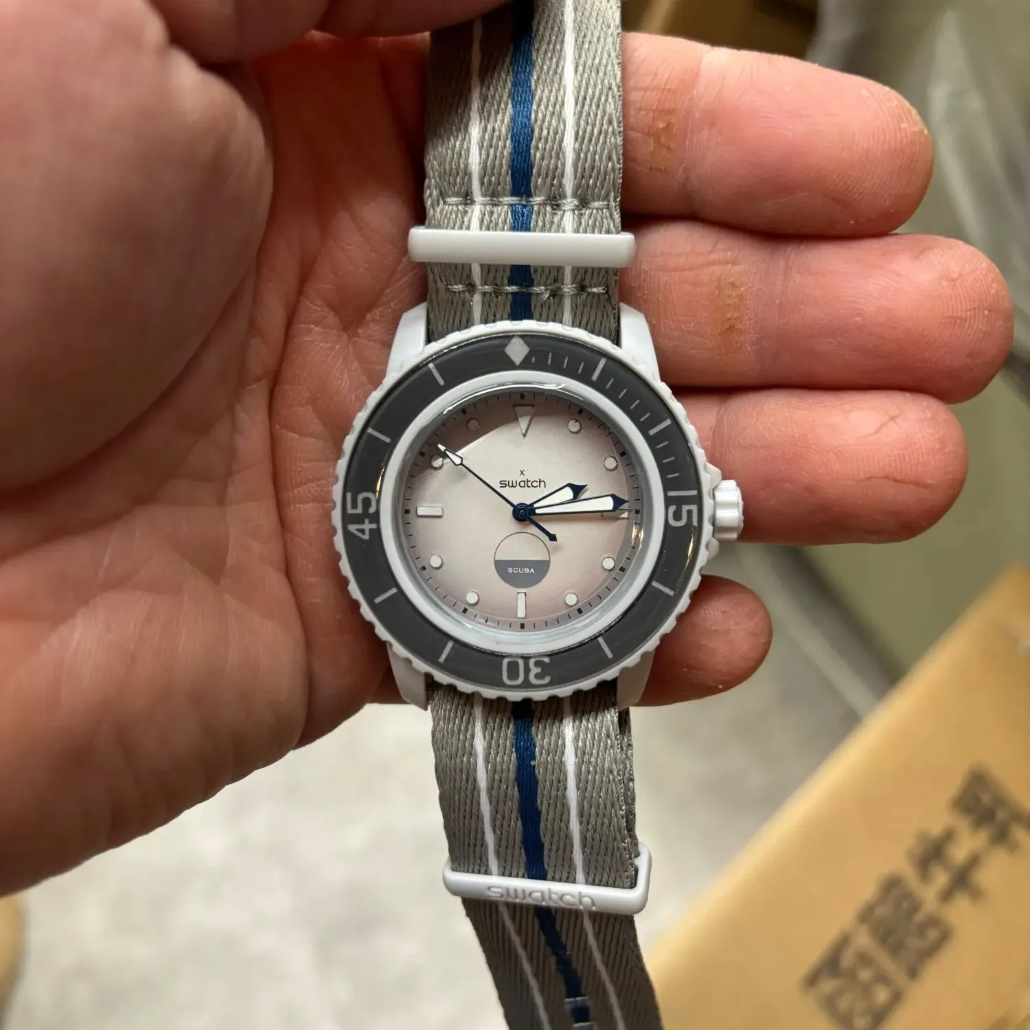 2025 فاخر أضيق الحدود الرجال ساعة يد رياضية موضة ساعة رجالي حزام نايلون ريترو التناظرية ساعات كوارتز تاريخ Reloj Hombre A +