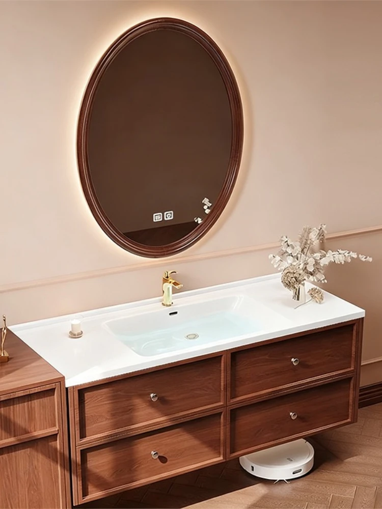 

Комплект мебели для ванной комнаты в средневековом стиле: тумба под унитаз и раковину с интегрированной керамической раковиной.