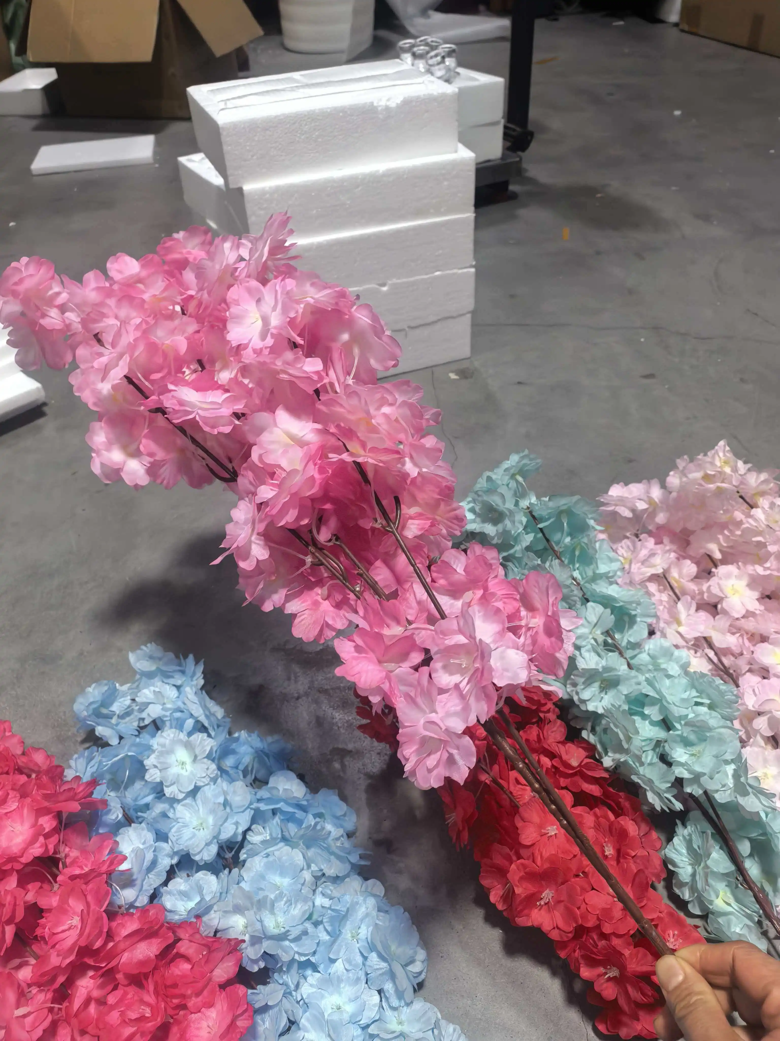 500 Stück realistische künstliche Kirschblütenzweige, handgefertigte Plastikblumen, Hochzeits-, Valentinstags- und Partydekoration. – Detail 4
