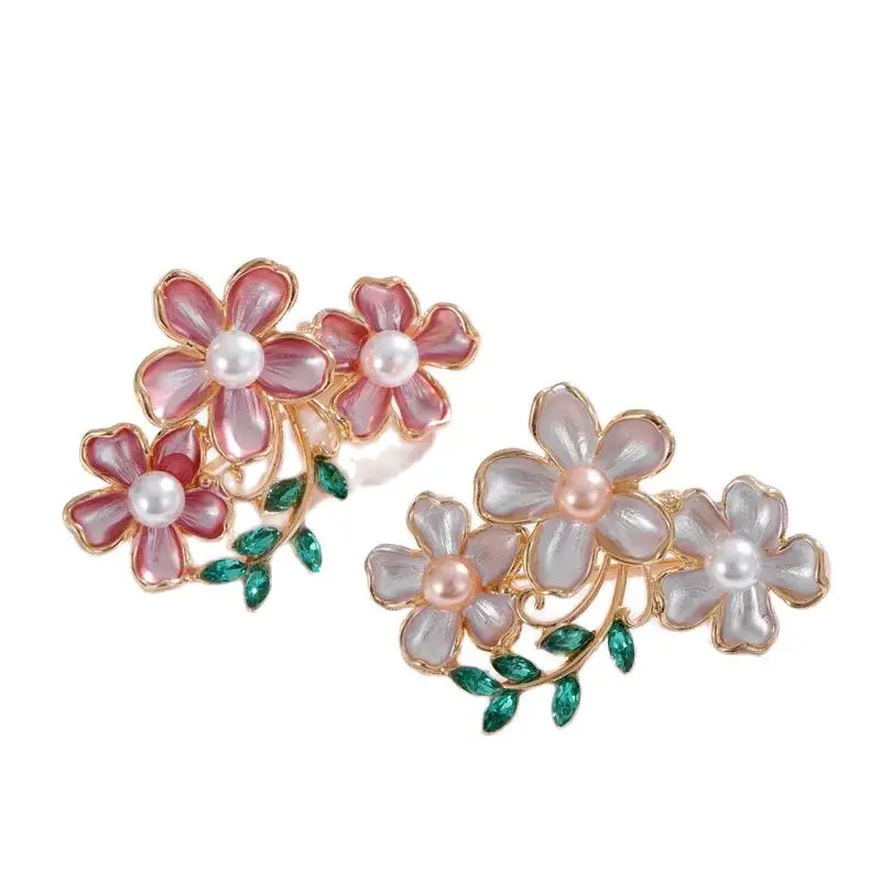 Broche de perlas de tres flores de moda coreana, pin de planta de flores de lujo elegante, accesorios de ropa para mujer, ramillete, regalo de joyería