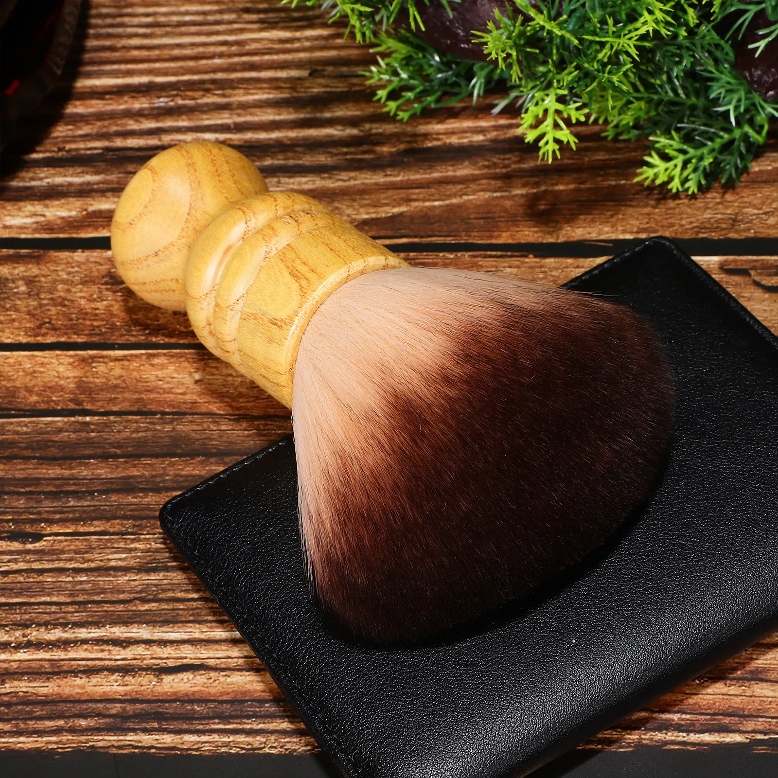 

Щетка для вычесывания волос с изогнутой ручкой, мягкая, безопасная для кожи щетина, нескользящая ручка, для удаления пыли после стрижки, для салонов и барбершопов