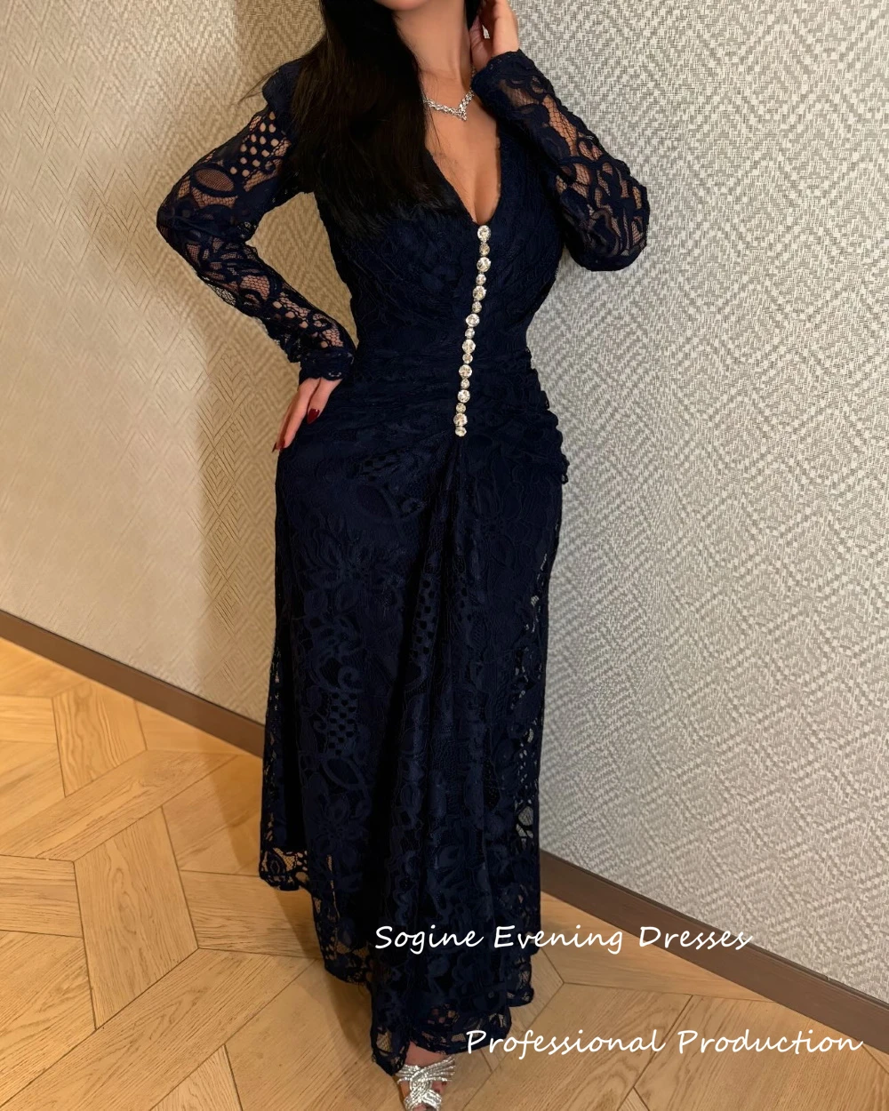 Koronkowe sukienki na studniówkę dla kobiet Koktajlowa suknia wieczorowa z dekoltem w szpic i wysadzanymi kryształkami eleganckimi sukienkami imprezowymi فساتين سهرات