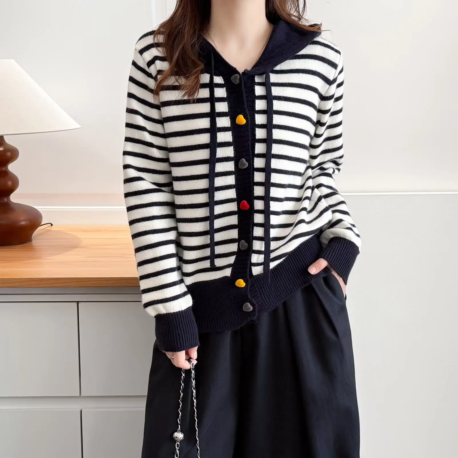 XXXL موضة حجم كبير المرأة محبوك سترة جديد الخريف الشتاء نمط ملون على شكل قلب مشبك مخطط مقنعين سترة