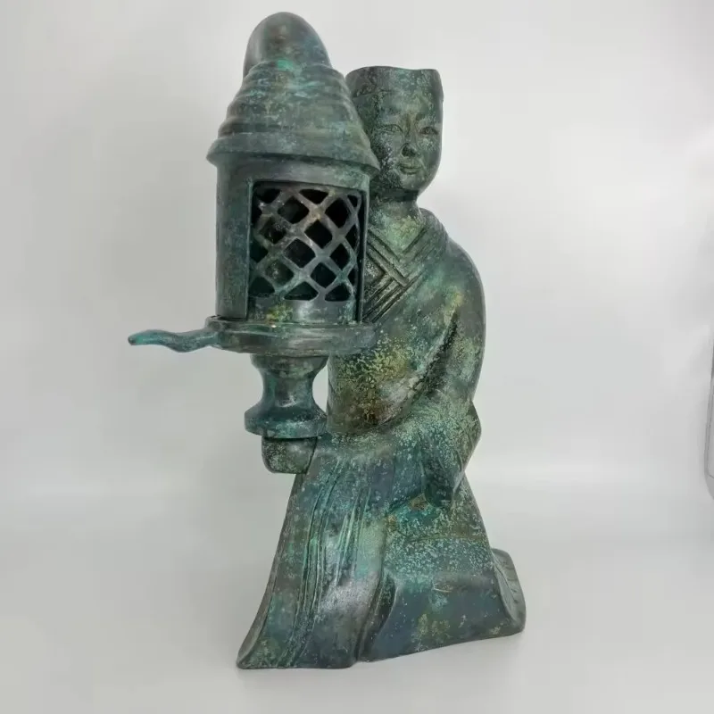 Lanterne artisanale en bronze, exceptionnel représentant de la dynastie Han, design unique, artistry exceptionnel.