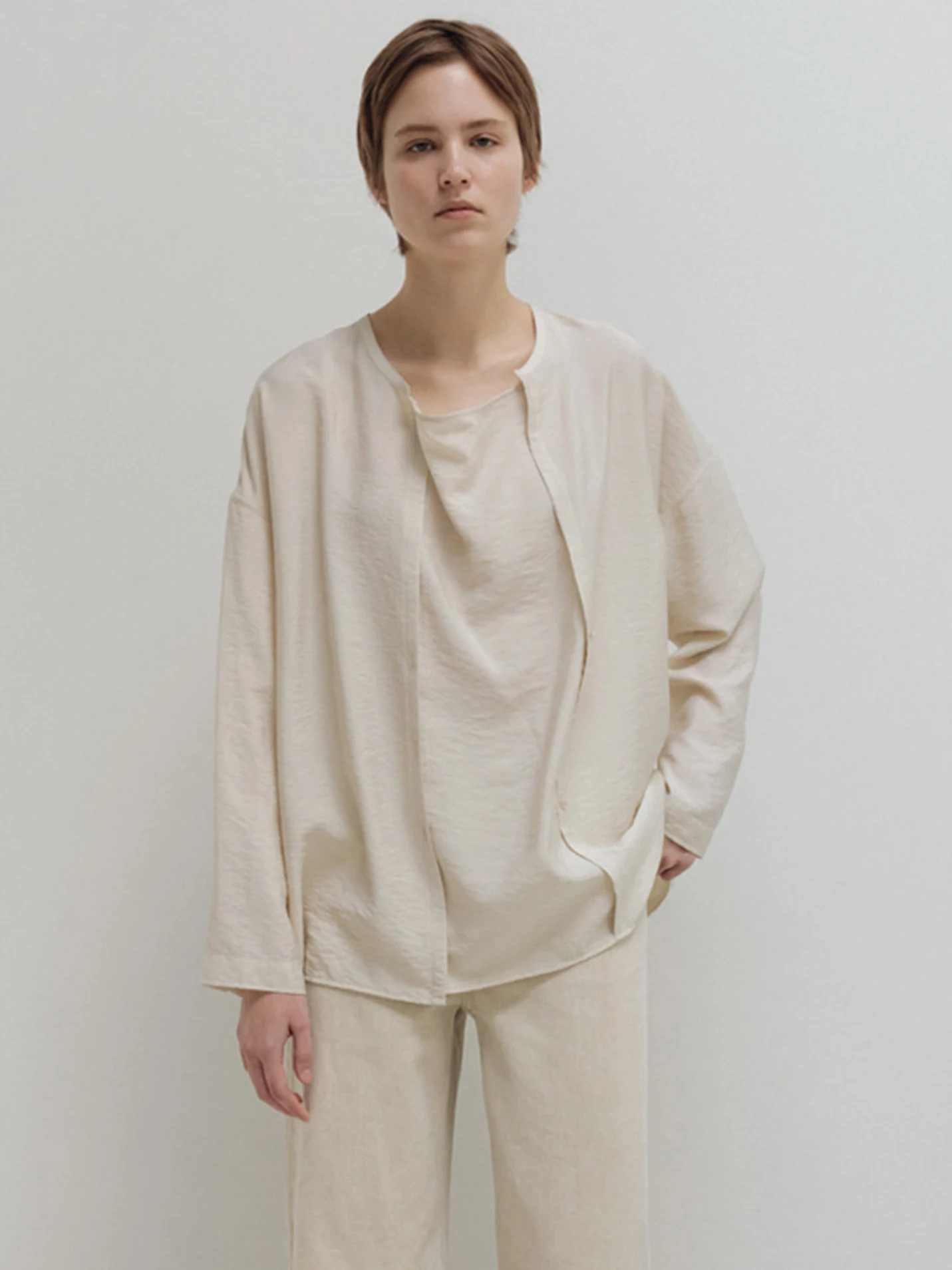 

Женская рубашка Moia: весенне-летняя, свободного кроя, с длинным рукавом, круглым вырезом, однотонная, с асимметричным подолом, струящаяся, в стиле двухслойности