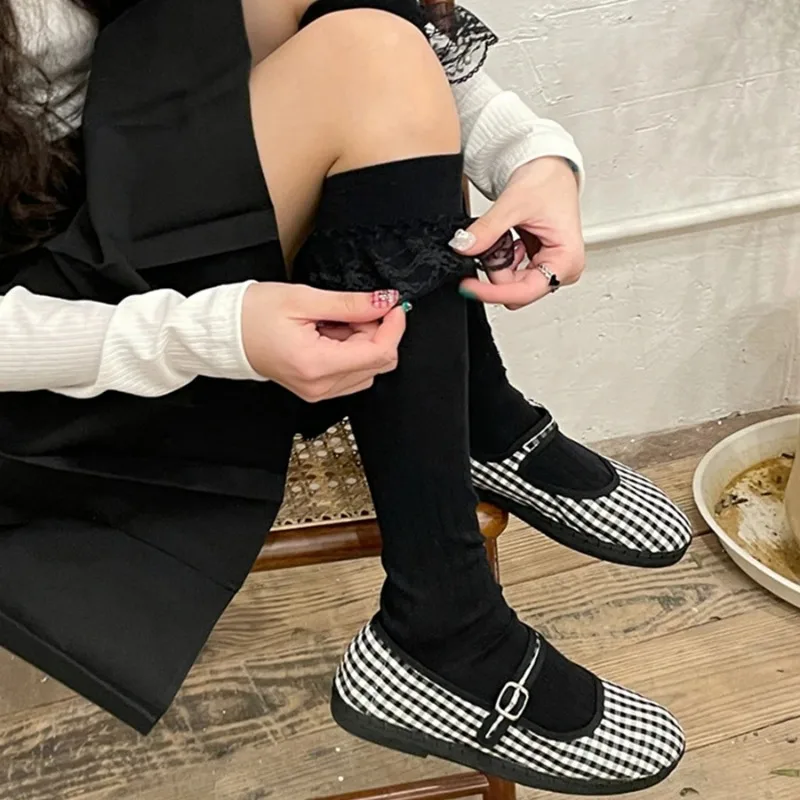 Calcetines largos de algodón de Color sólido para niñas, calcetines con volantes de encaje Lolita, medias para mujeres JK, medias hasta la rodilla de estilo japonés, calcetines recortados