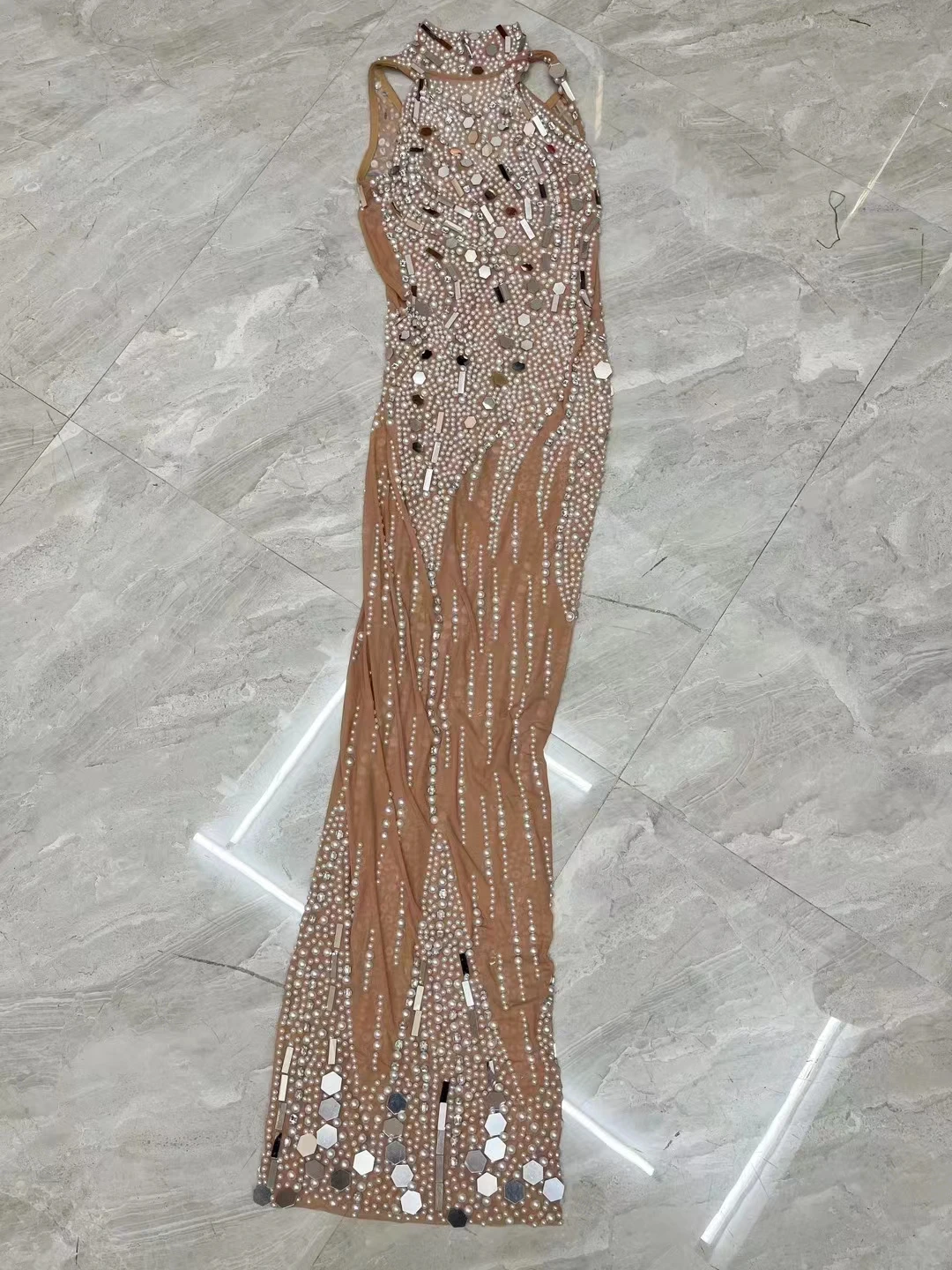 Elegancka srebrna seksowna sukienka z kryształkami i kryształkami na wesele, długa scena, nosząca błyszczące, elastyczne ubrania