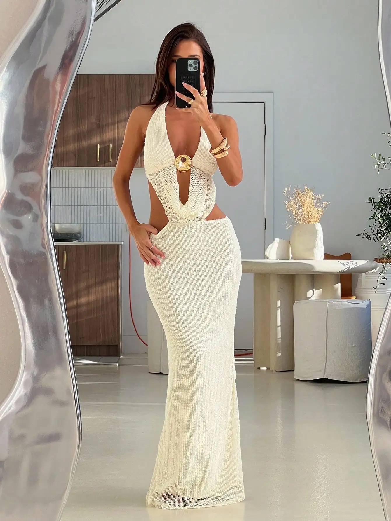 

Кремовое текстурированное платье макси с глубоким V-образным вырезом, открытой спиной и золотистыми акцентами