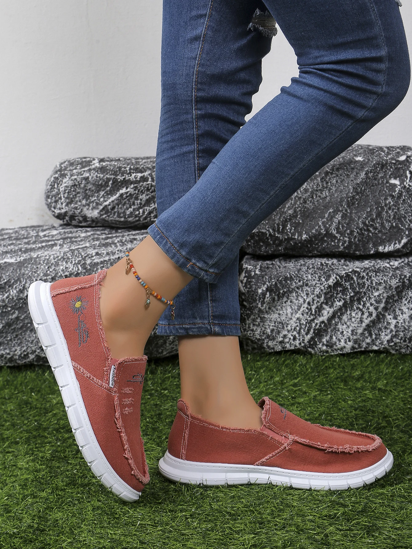 Damen-Slip-On-Schuhe aus Segeltuch, lässige Slipper mit Gänseblümchen-Stickerei, bequeme, leichte Wanderschuhe für den täglichen Gebrauch – Detail 6