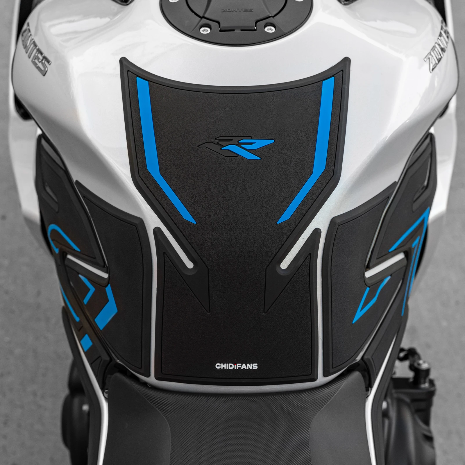 

Накладки для тракции на бак ZONTES 703RR: Защитная наклейка на топливный бак, боковые накладки для коленей, противоскользящие наклейки на бак мотоцикла, резиновые накладки