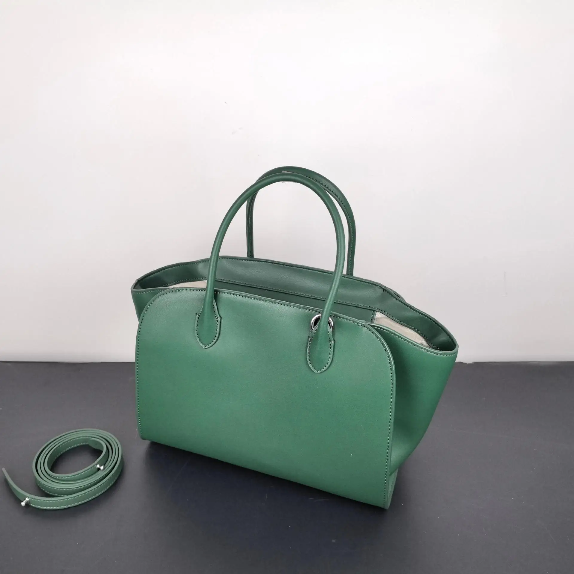 Leather Large-Capacity New Minimalist Handbag Commuter Versatile Shoulder Messenger Premium Loose and Casual Texture Unique