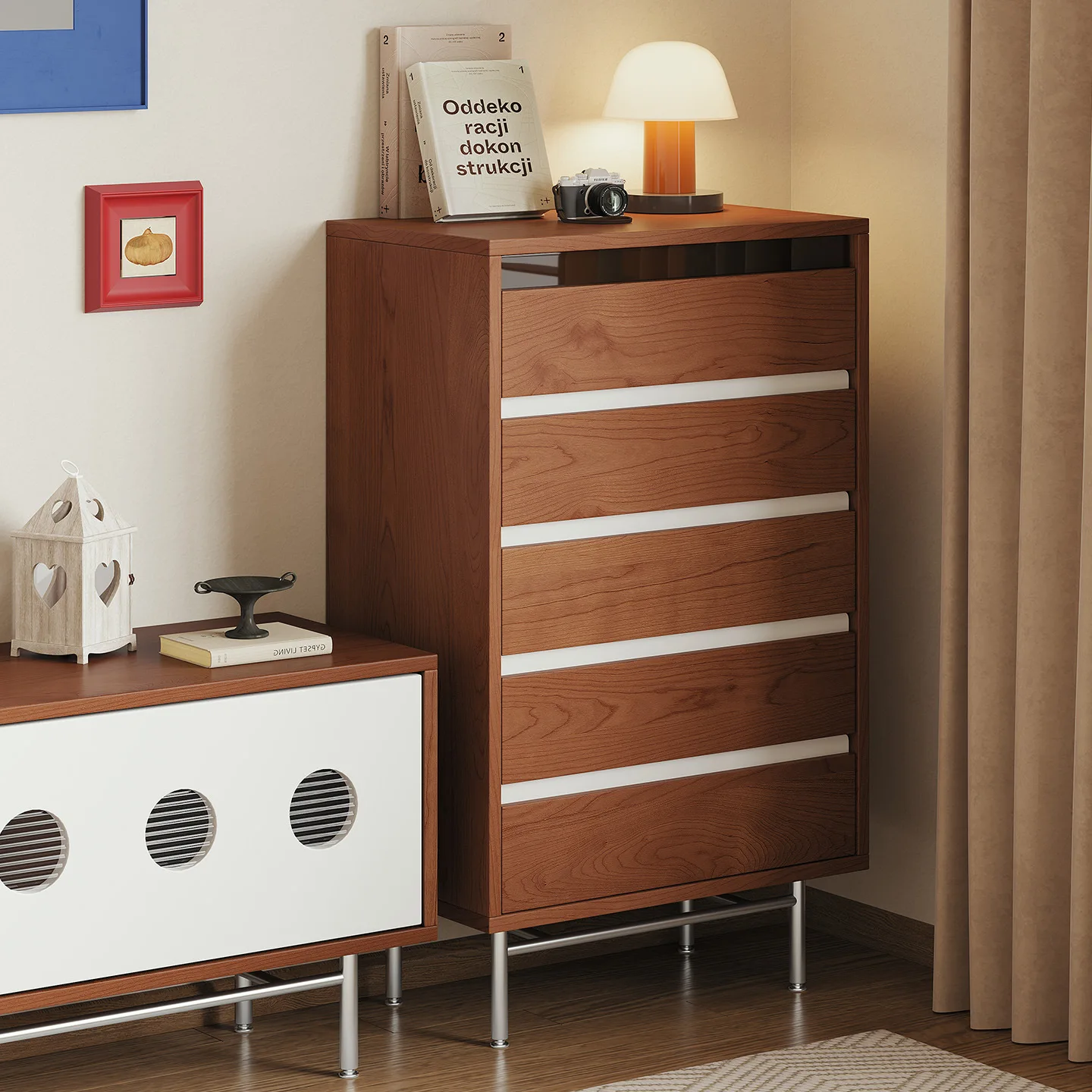 Commode de style rétro, armoire tout du sol au plafond en bois massif contre le mur, armoire latérale du canapé