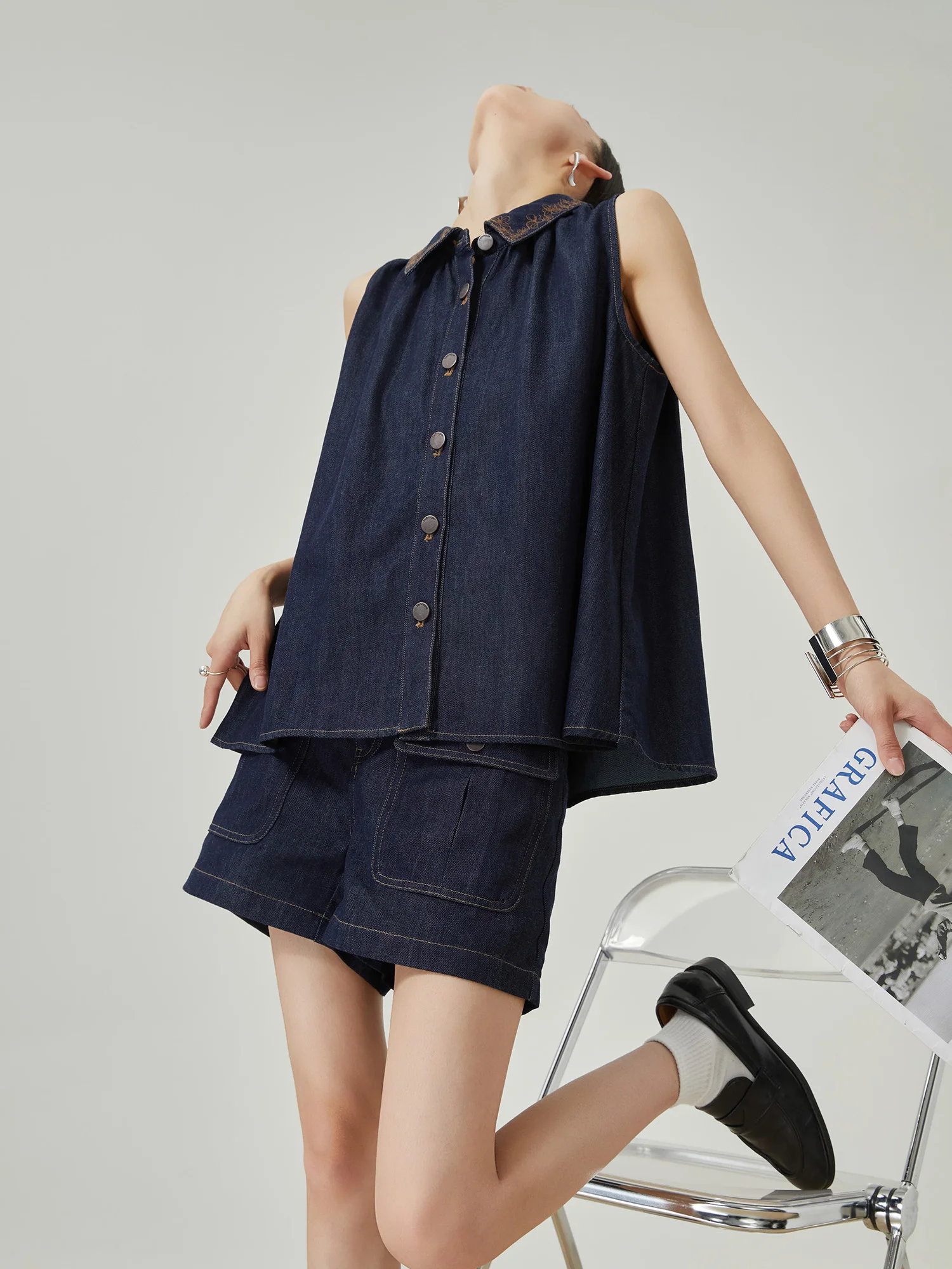 

Ретро-костюм из денима в повседневном стиле: летний новый комплект с вышитым топом без рукавов с отложным воротником и шортами с высокой талией.