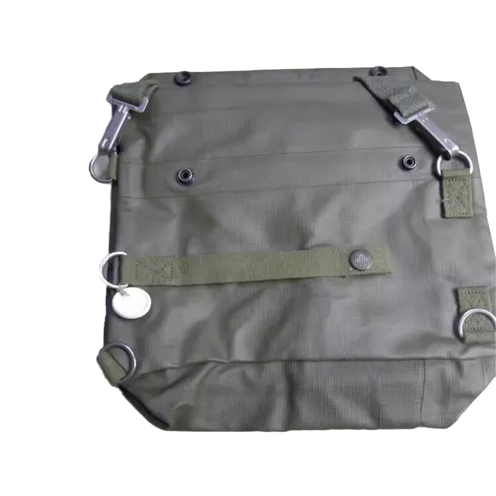 Borsa per maschera antigas WW2 Borsa per maschera antigas originale svizzera in acciaio inossidabile con fibbia antigas Borsa retrò per soldato della Seconda Guerra Mondiale