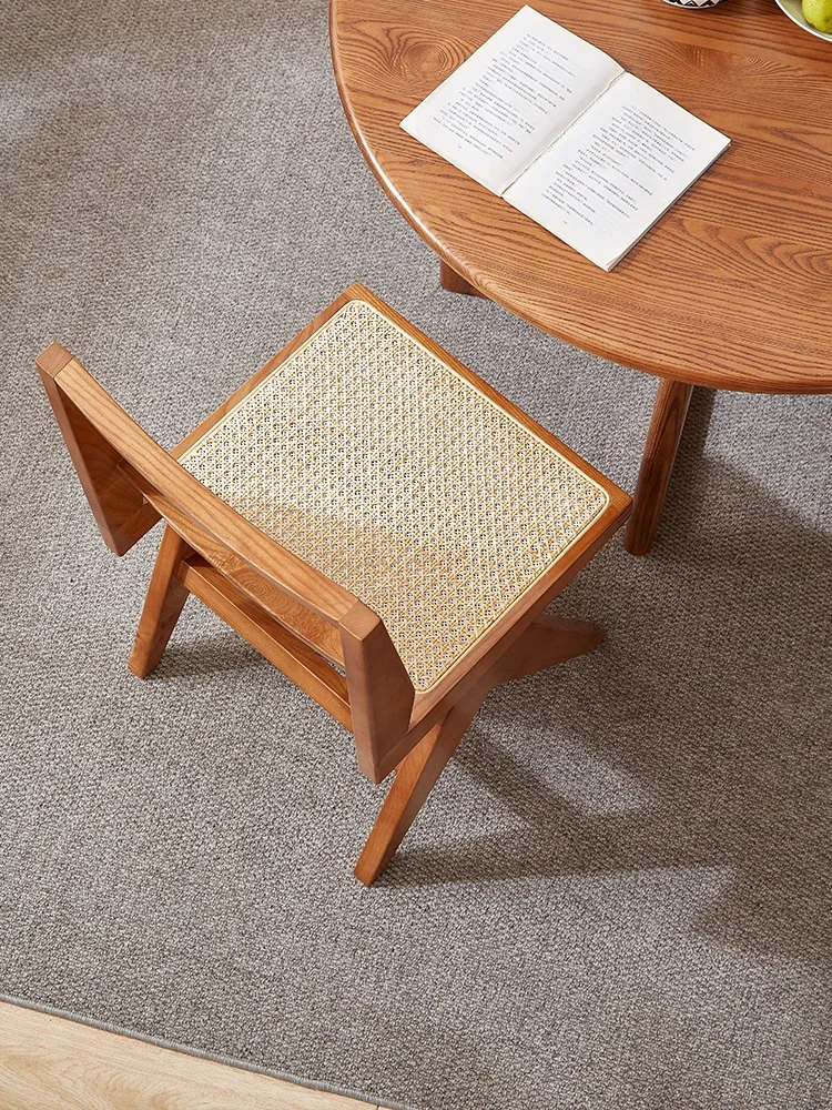 Vintage-Esszimmer aus massivem Holz mit Rückenlehne