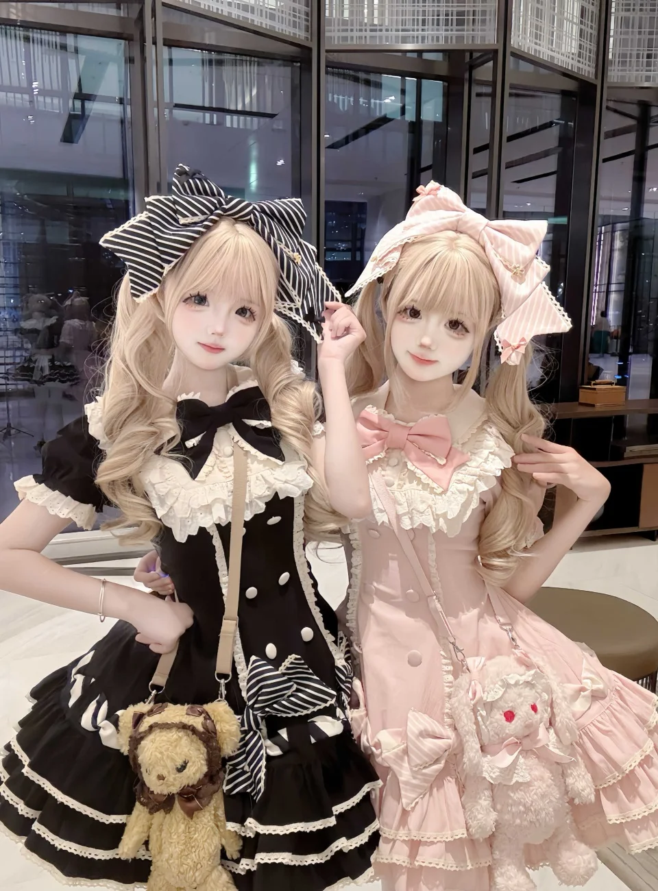 OLACARE الاصطناعية قصيرة تأثيري عيد الميلاد هالوين بوب براون شعر مستعار أشقر مع ذيل حصان طويل مجعد شعر مستعار طبيعي للنساء