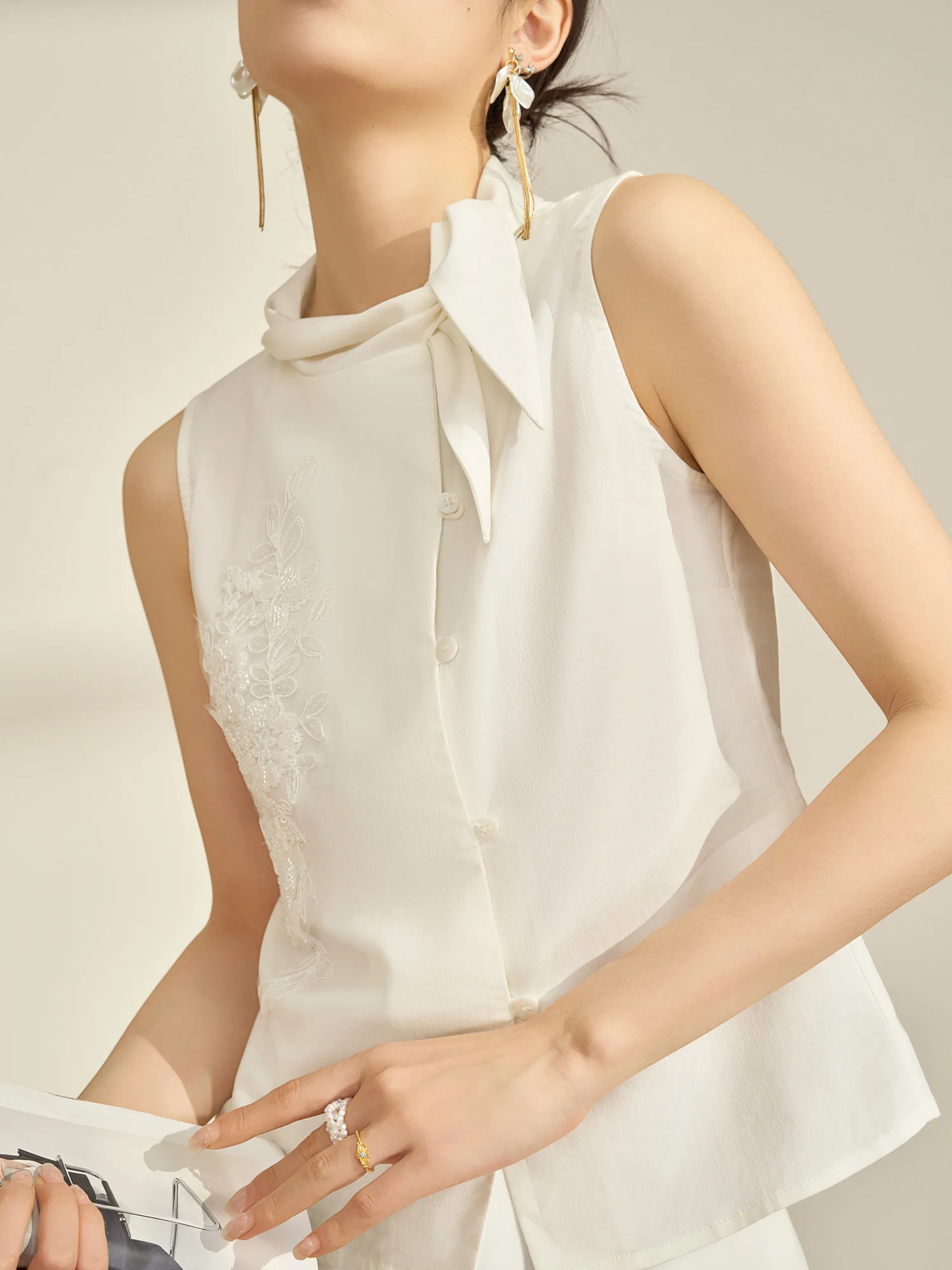 

Весенний повседневный комплект: красивый белый топ без рукавов с поясом и обильной вышивкой бисером, а также свободная дышащая юбка. Модный женский комплект.