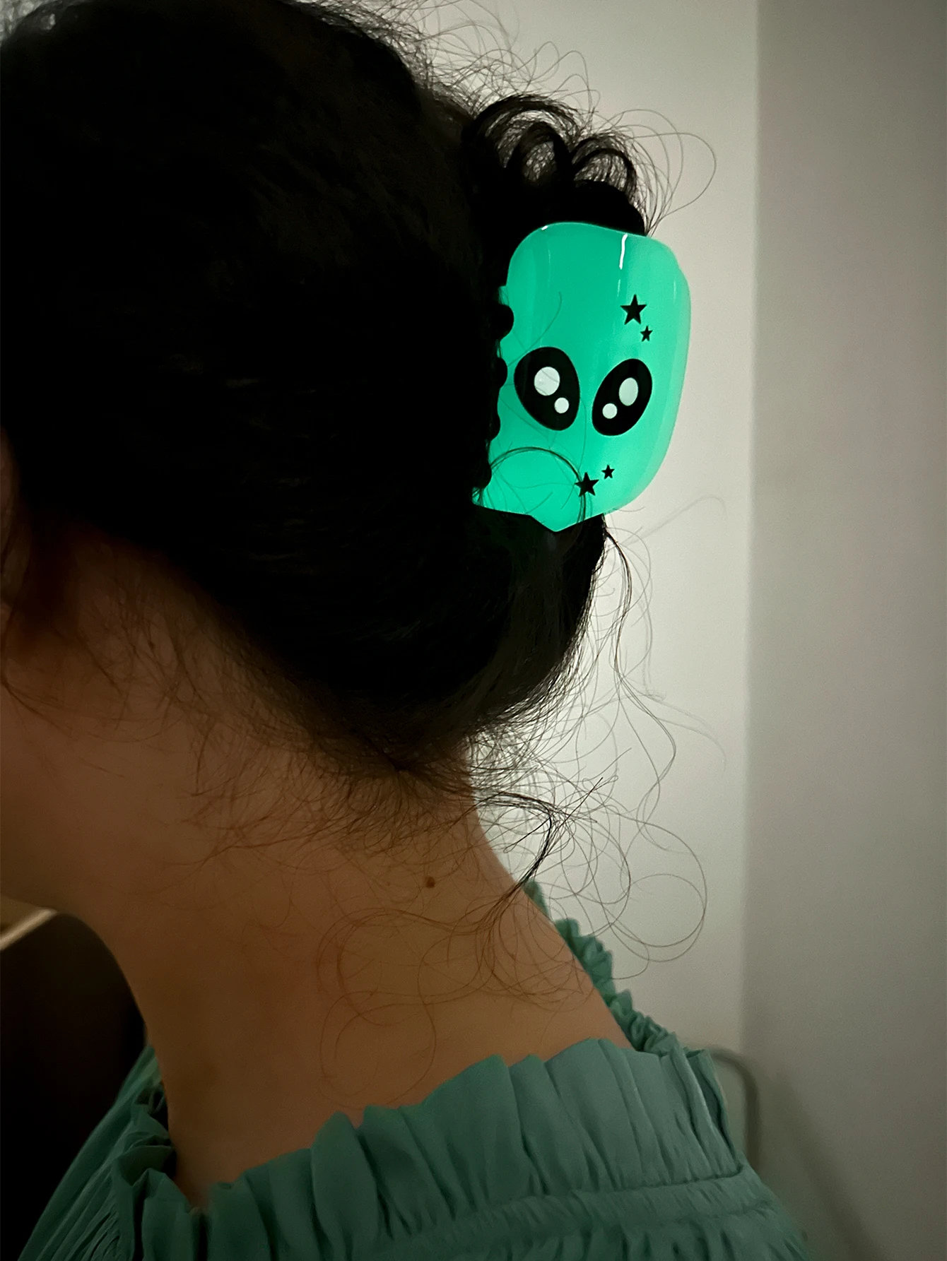 Halloween style Hair clip, Distinctive green alien Hair claw clip,Luminous anti-slip design hair clawn,a Funny hair accessory