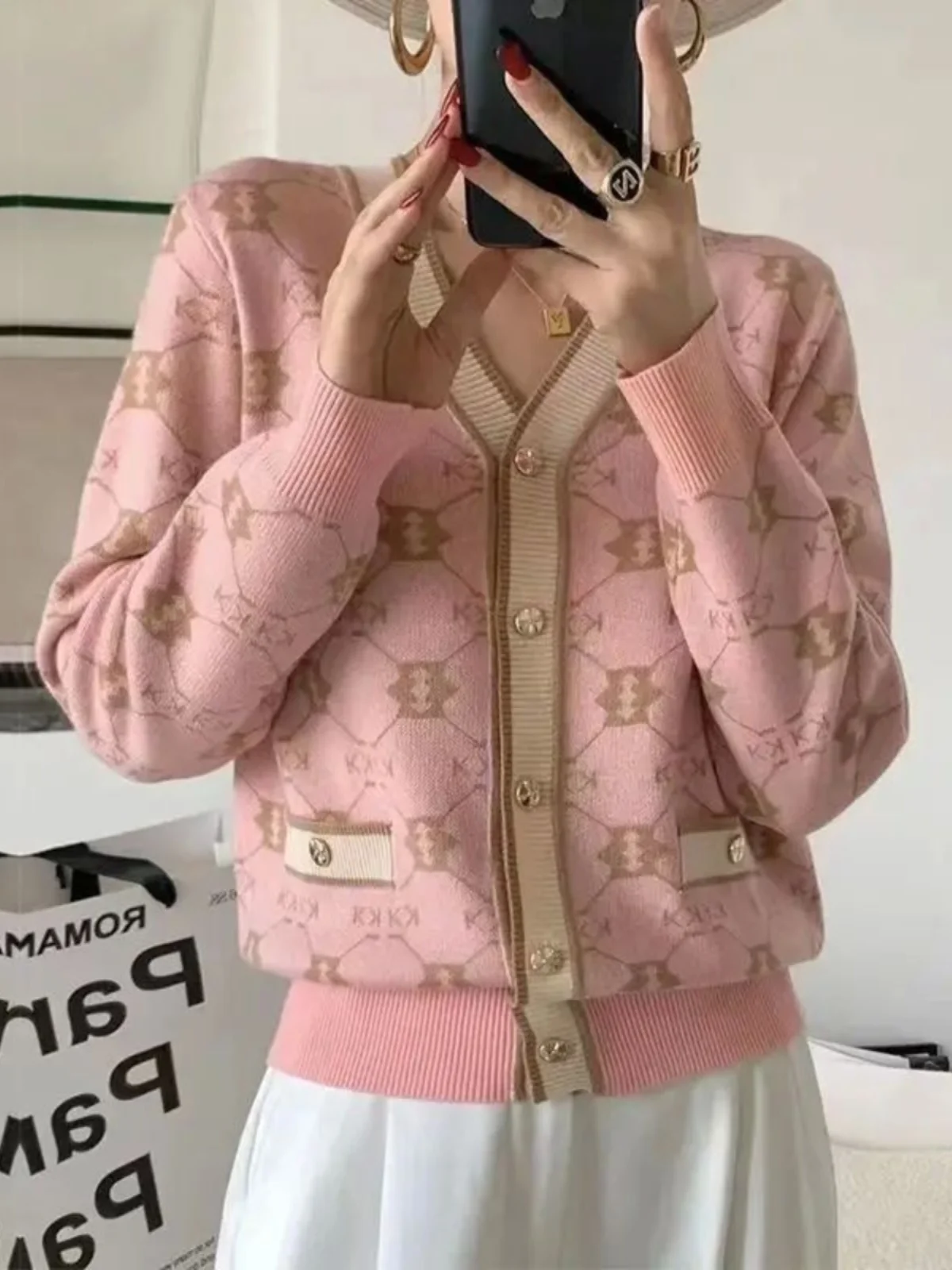 

Повседневный женский свитшот с V-образным вырезом на пуговицах, свободного кроя, с длинными рукавами, в уличном стиле, осенняя коллекция, на одной пуговице