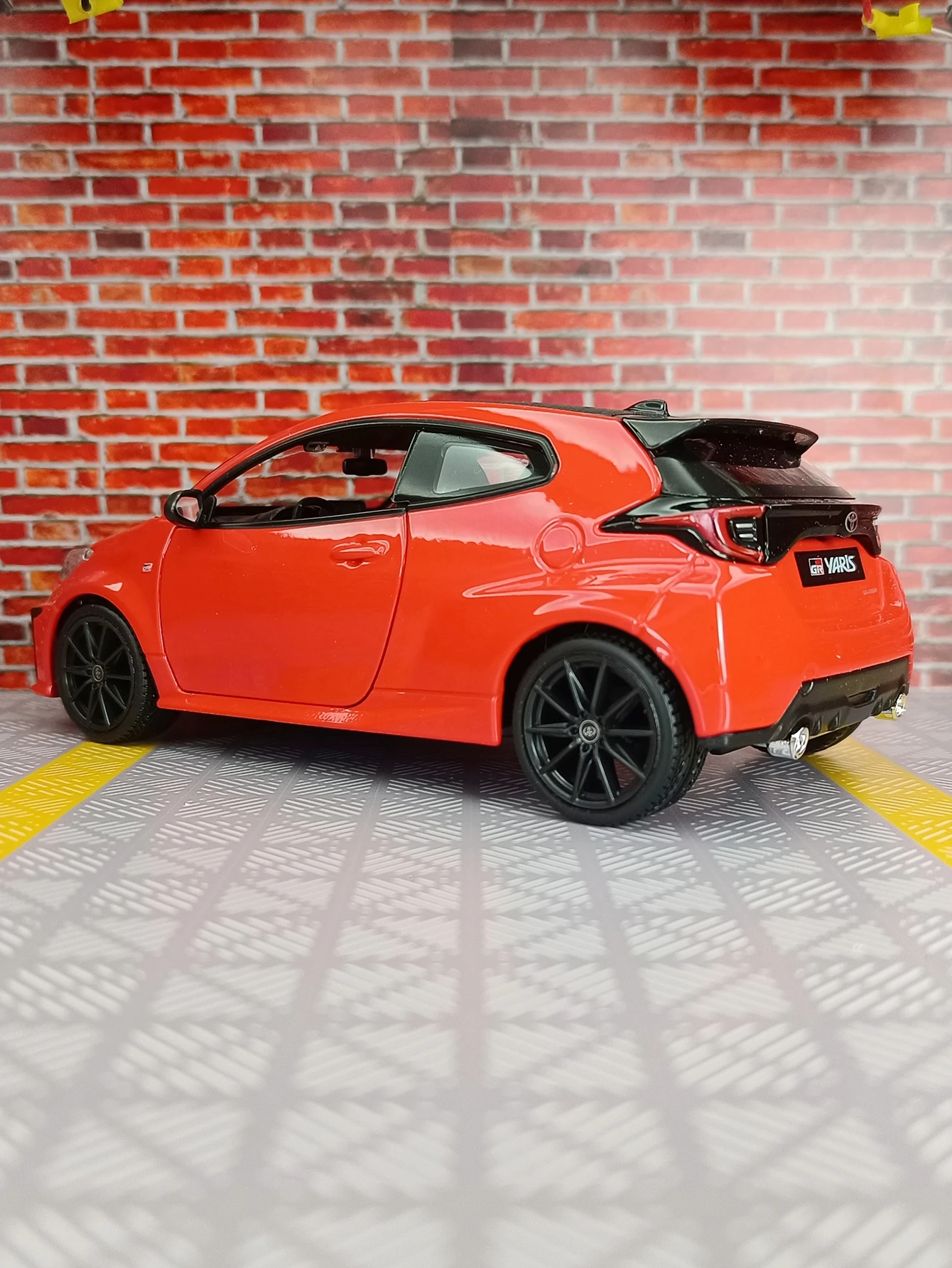Maisto 1:24 simulation Toyota Yaris alloy car model ornament doors can be opened  rich in details, finely crafted