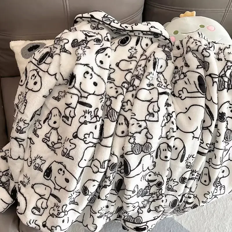 Sweet and cute Snoopy ladies new Japanese cartoon print thickened soft and comfortable skin-friendly coral velvet home wear set