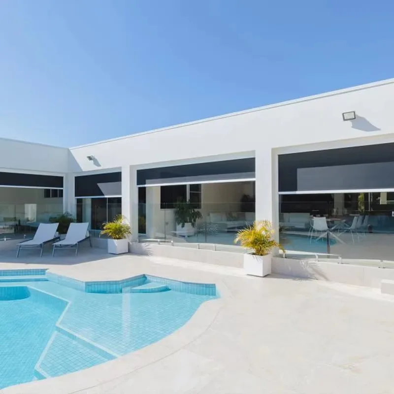 [سعر المصنع] ستائر خارجية بمحركات مقاومة للرياح وشاشة بسحاب كهربائية للفناء