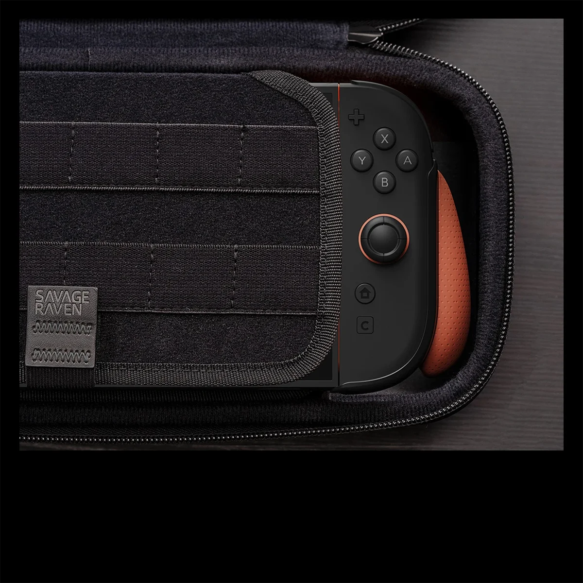 Savage Raven von Skull & Co. FissionGrip Revolutionäre Geteilte Schutzhülle Dockbare Abdeckung für Nintendo Switch 2 Spielkonsole – Detail 13