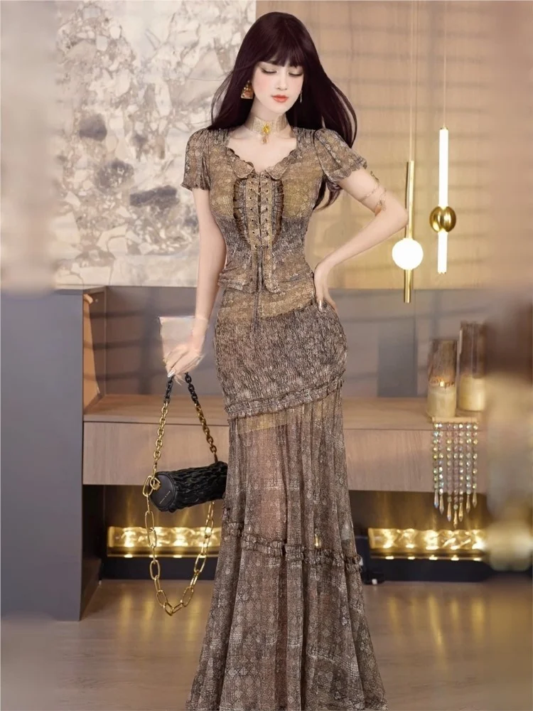 A new niche printed set featuring stylish and youthful with wrinkled top high-waisted long dress