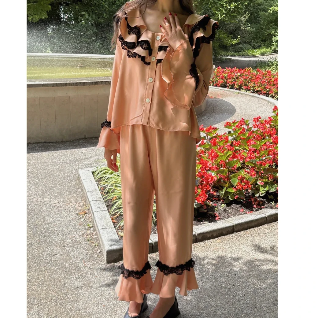 

Женский пижамный комплект: топ с длинным рукавом, отложным воротником, цветными оборками и пуговицами, а также брюки на резинке. Домашняя одежда, комплект из 2 предметов.