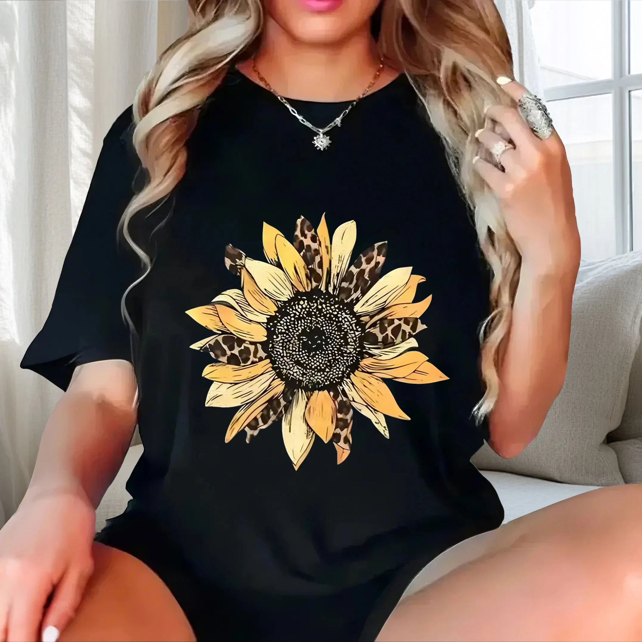 

Chrysanthemum print, personalized, versatile and fashionable plus size Ladies' casual short sleeved T-shirt black