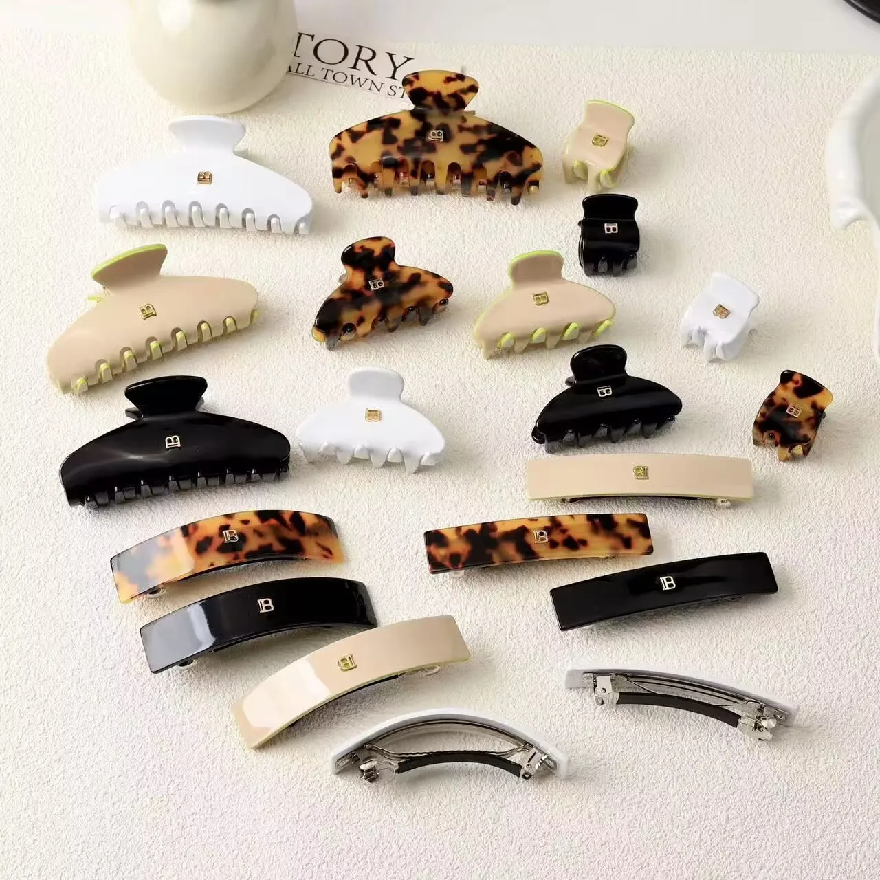 

Solid-color Claw Hair Clips. Unique and casual summer family style. Acetate, handmade. High-quality. Fashion-trendy.