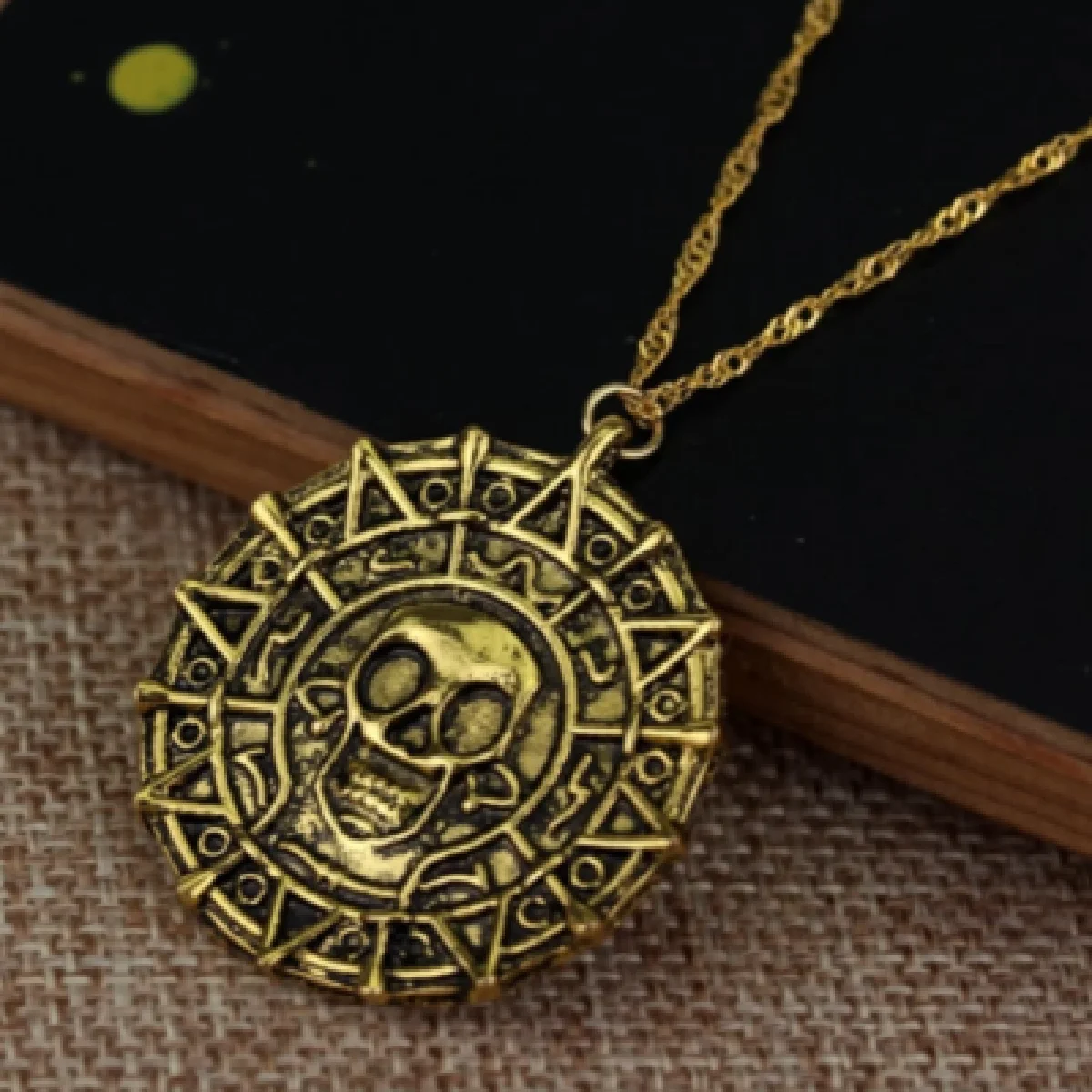 Pirates of The Caribbean Necklace Jack Sparrow Aztec Skeleton Skull Heads Pendant Coin Medallion Vintage Jewelry Wholesale