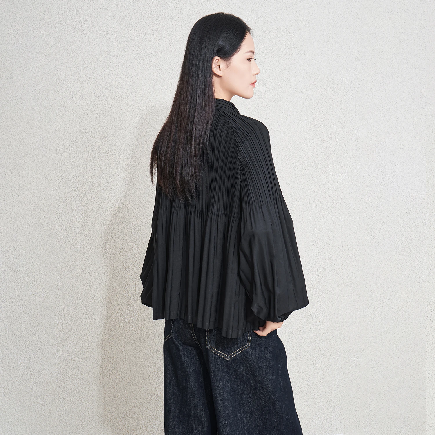 معطف نسائي جديد لخريف 2025 بأكمام واسعة ومطوي - بلوزة فضفاضة ذات ياقة ضيقة وأزرار سفلية متعددة الاستخدامات