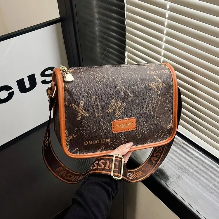 

2025 Summer New Four-leaf Clover Covered Fashion Simple Casual Retro Women's Portable Versatile Boston Bag