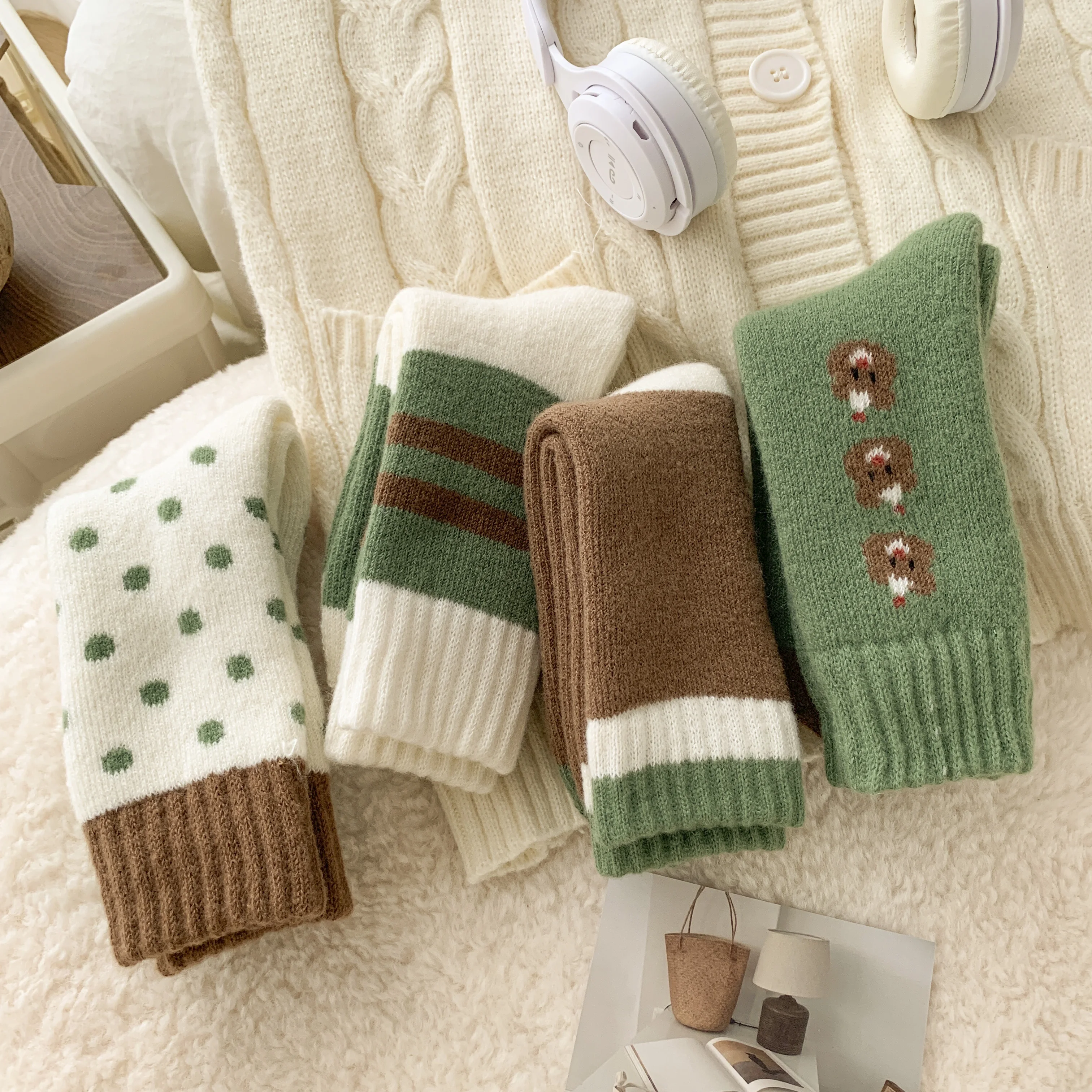 4 Pairs of Women's Fresh Green Winter Thickened Terry Warm Socks, Japanese-Style Polka Dot Bear Home Sleep Socks