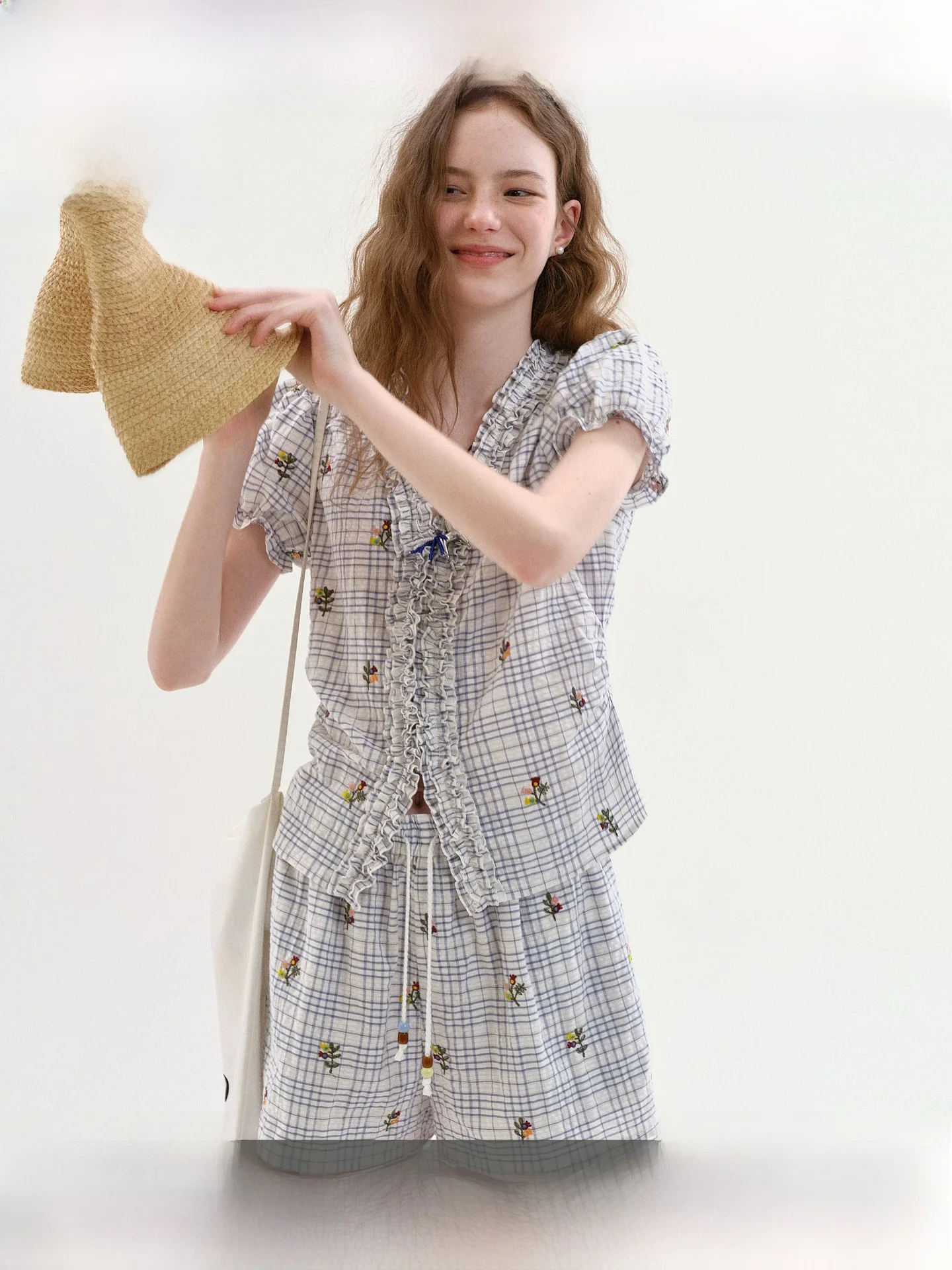 

Женская рубашка Fano Лето 2026 с V-образным вырезом, вышивкой, пышными рукавами, плиссированная, из дышащего полиэстера, для повседневной носки, стандартный крой